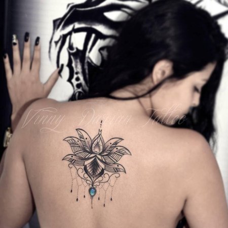 Тату лотоса на спине