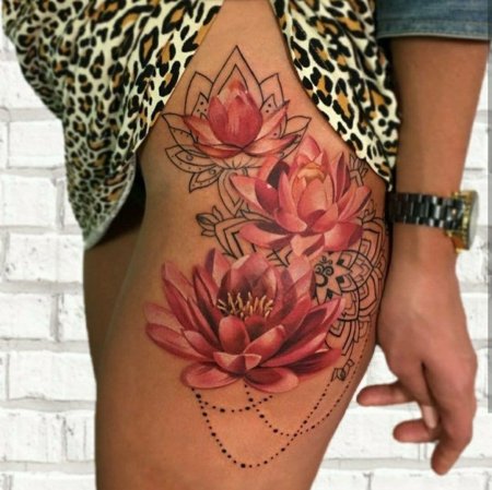 Тату лотос на бедре