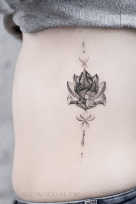 Тату лотос на боку у девушек