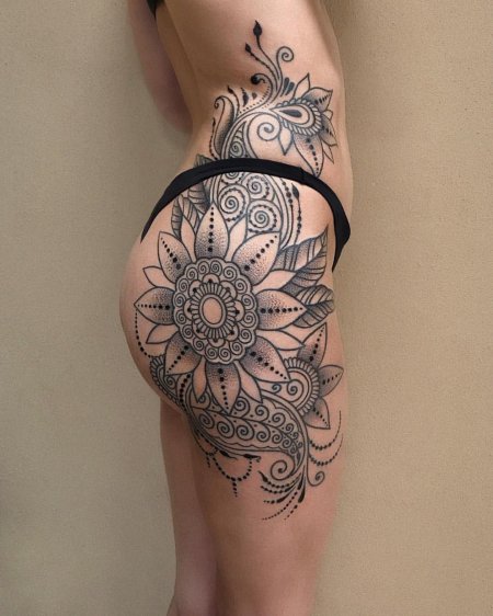 Тату на бедра