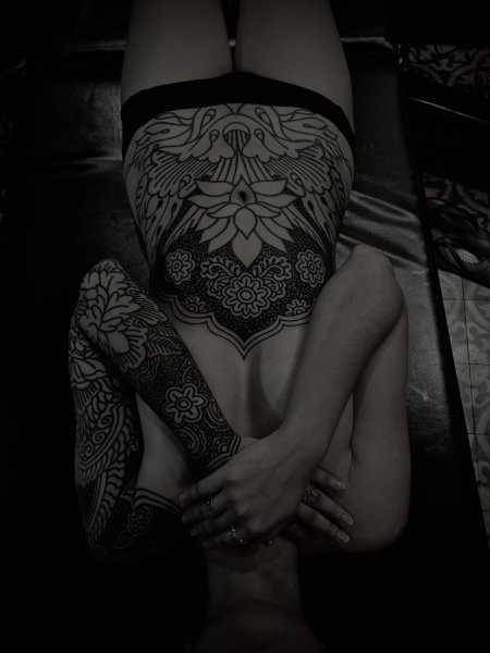 Тату на спине женская