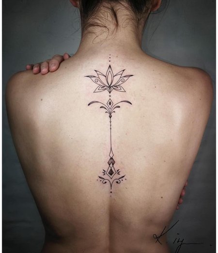 Тату лотос на спине для девушек