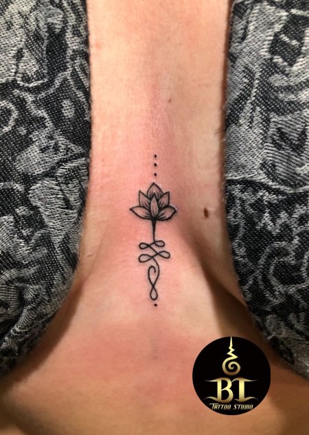 Тату уналоме между грудиной