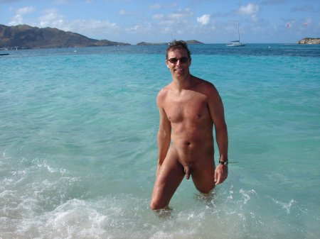 Красивые голые мужчины на пляже