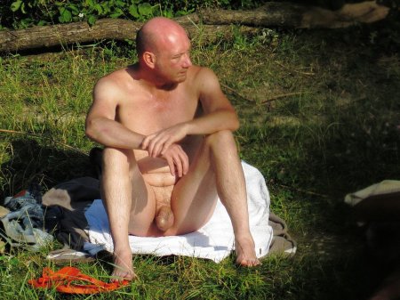 Голые мужики на природе