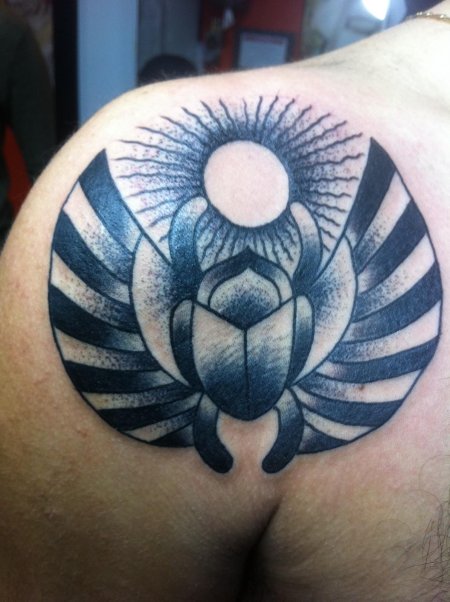 Тату скарабей для девушек