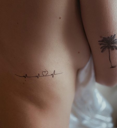 Тату сердцебиение на ребре