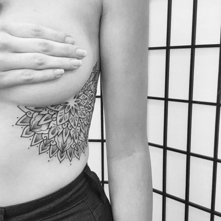Под грудью тату