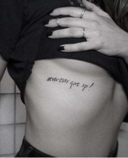 Тату под сердцем у девушек надписи