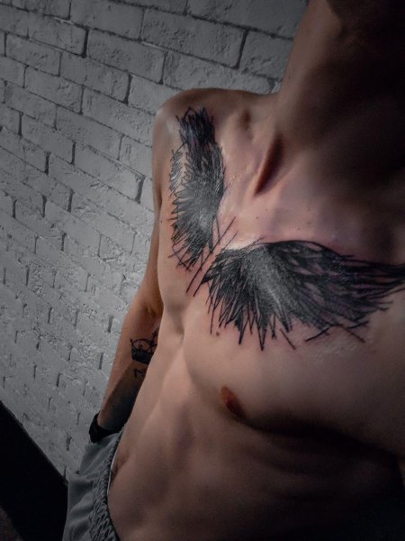 Тату крылья на грудине мужские