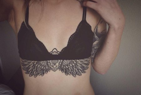 Под грудью тату