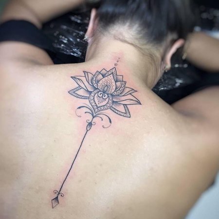 Лотос тату на спине