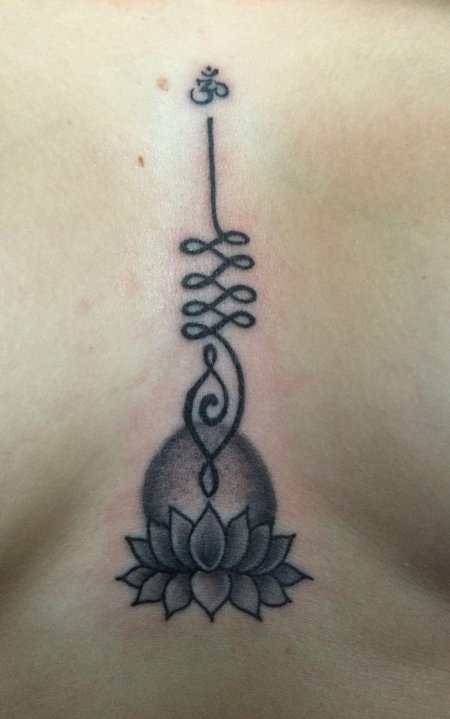 Уналоме лотос между грудиной тату