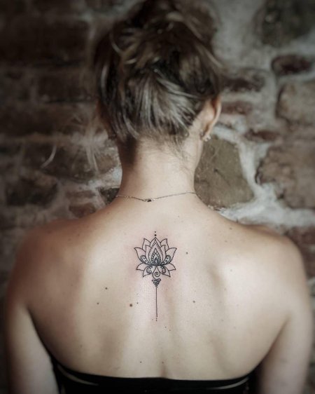 Тату лотоса на спине