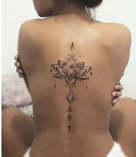 Татуировка мандала лотосы на пояснице