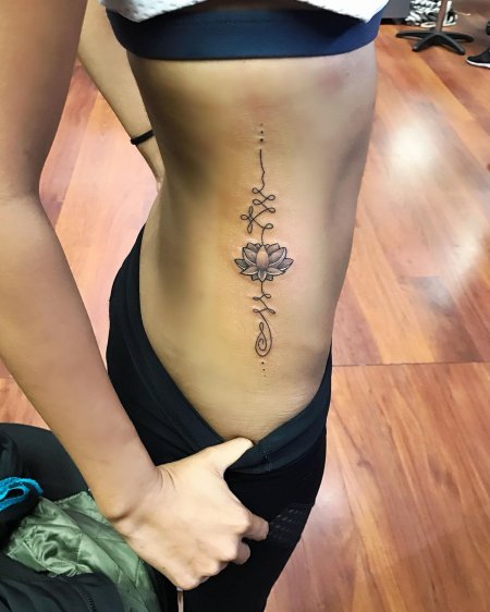 Татуировки для девушек на боку
