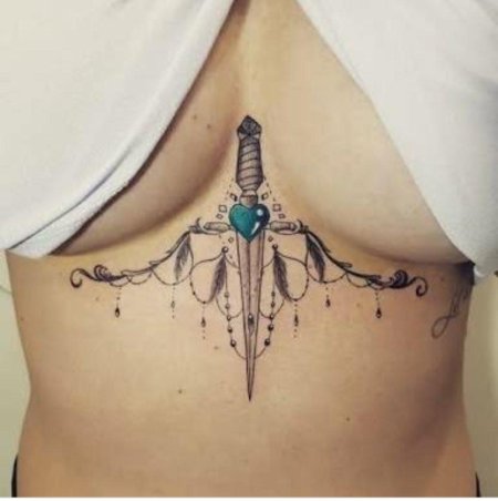 Тату между грудиной у девушек