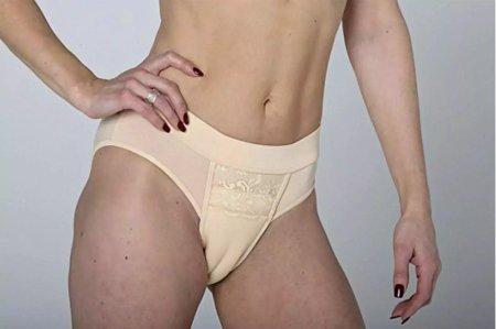 Мужчина в женских трусиках