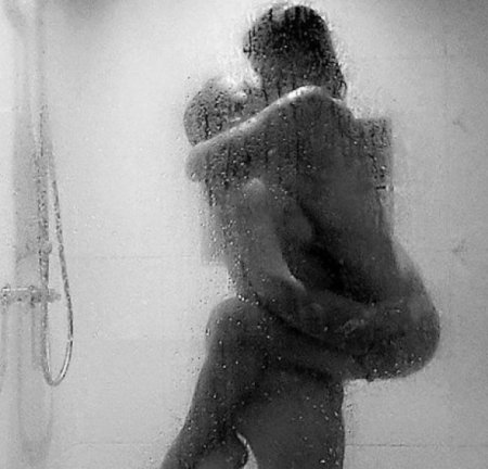 Мужчина под душем