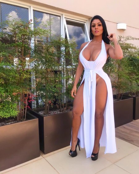 Девушка в платье