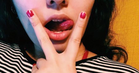 Палец у губ