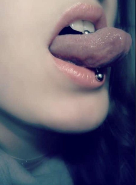 Язык с пирсингом