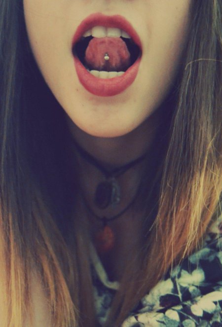 Красивый пирсинг языка у девушек