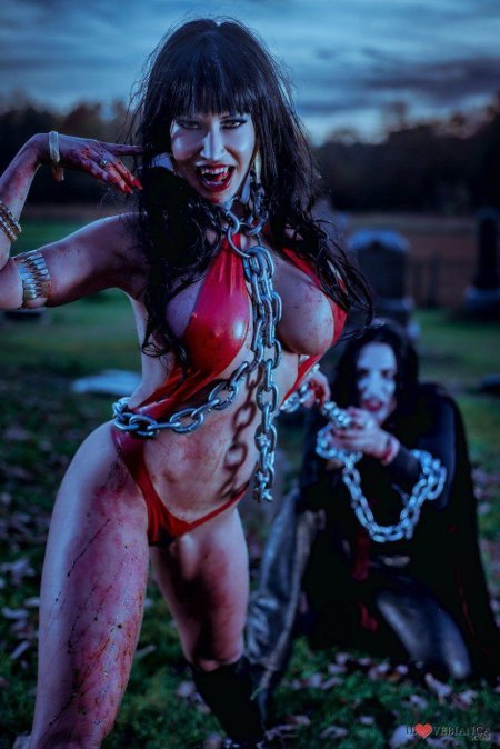 Секси вампирша