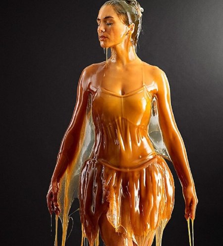 Женщина в масле