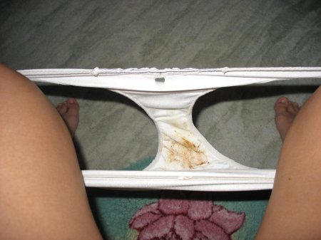 Девушка в грязных трусиках