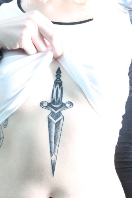 Тату кинжал между грудей