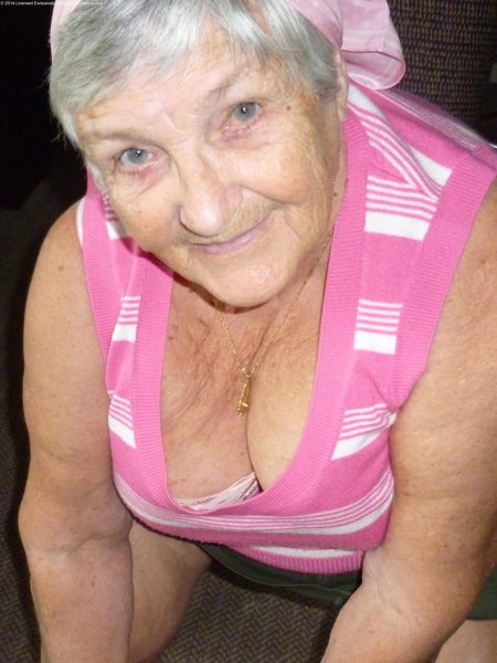Голая бабушка