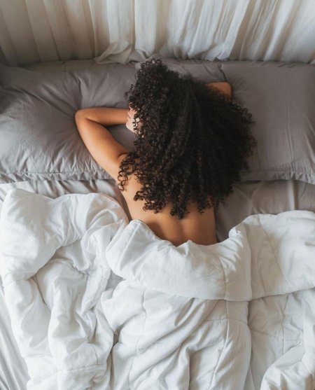 Кучерявая брюнетка спиной