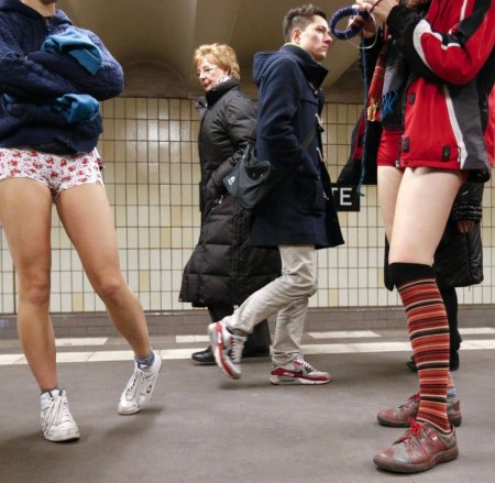 Девушка без штанов