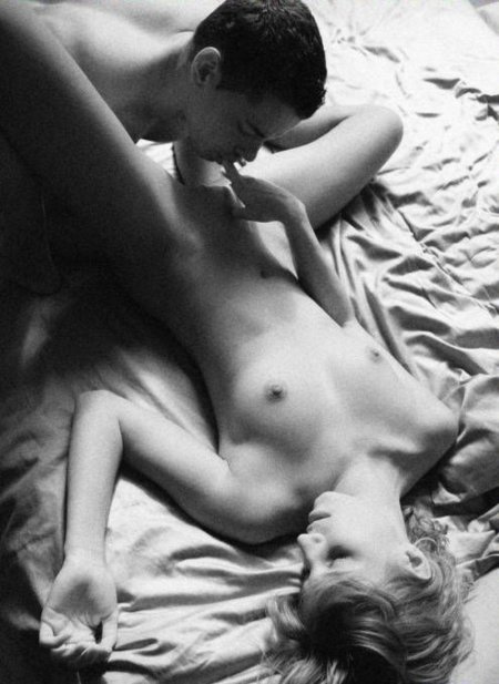 Страстный эротический поцелуй