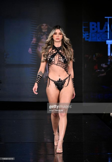 Показ бикини