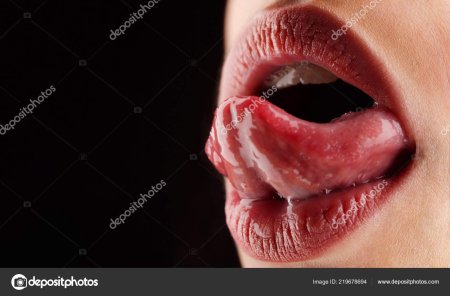 Облизывает губы