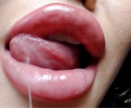 Девушка слюни