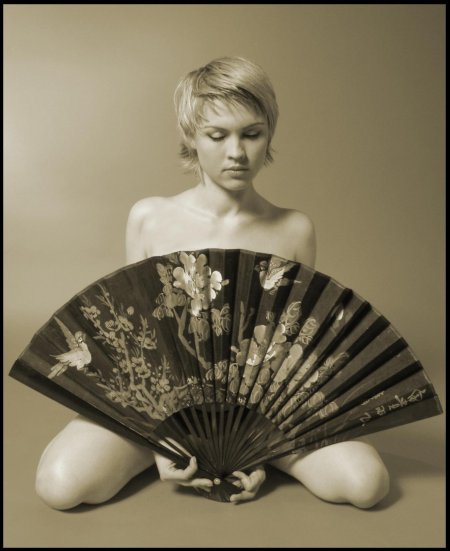 Девушка с веером