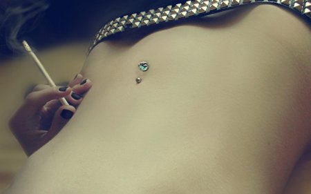 Девушка с проколотыми сосками