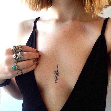 Тату между грудиной у девушек