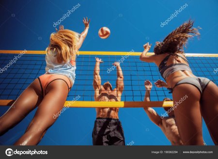Голые играют в волейбол