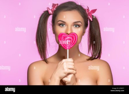 Девушка с леденцом