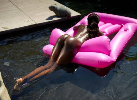Девушка на надувном матрасе