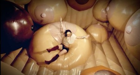 Гигантские надувные сиськи