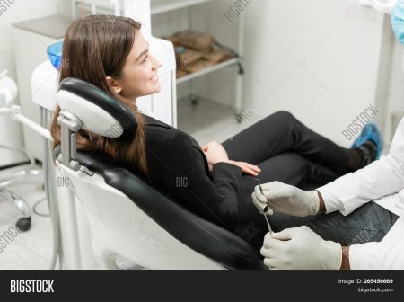 Девушка в кресле стоматолога