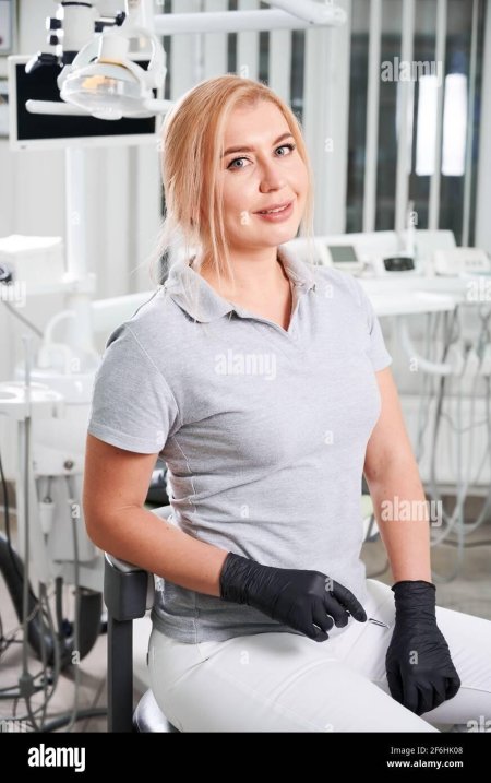 Стоматолог блондинка