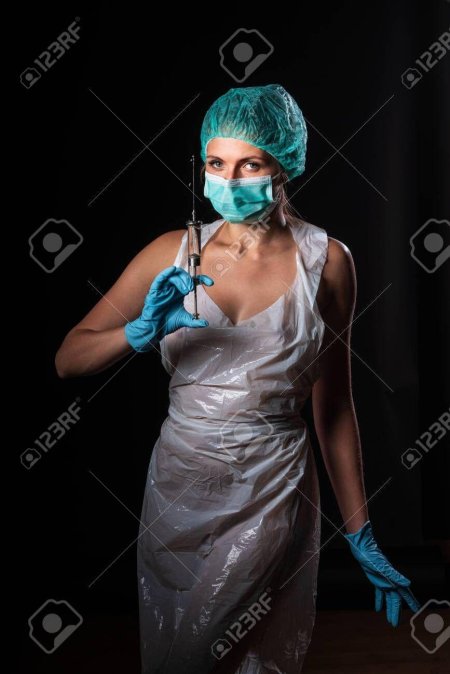 Медсестра со шприцем