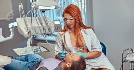 Ню в стоматологическом кресле