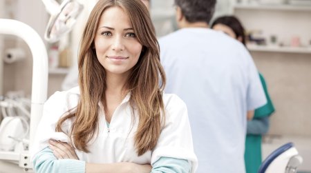 Красивая девушка врач